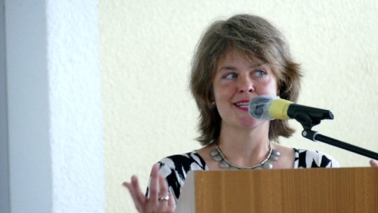 Elke Siebert hält eine Rede beim Kreisparteitag